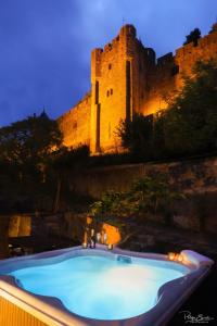 卡尔卡松Maison Thérèse by Panorama Locations - SPA privatif的城堡前的大型游泳池