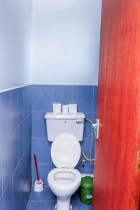 基苏木Tiamcy homes的蓝色瓷砖客房的浴室设有卫生间