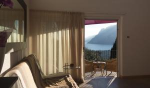 托尔博莱伊索拉豪园酒店的客房设有山景阳台。