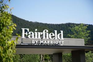 日光Fairfield by Marriott Tochigi Nikko的桥上马利奥特标志的农田标志