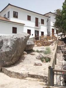 贝瑙卡斯apartamento arroyo的一座房子,旁边是一块大石头