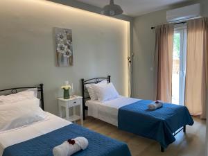卡西奥皮Adriana's Summer House的一间卧室设有两张床和窗户。