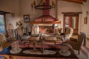 圣哈维尔Posada Rural La Matilde的客厅设有壁炉和桌子