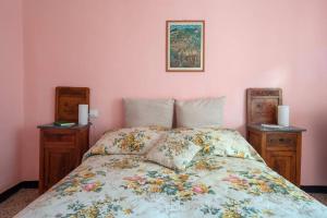 QuaraticaDaFramanco2 Country house close to 5 Terre的一间卧室配有一张带花卉床罩的床