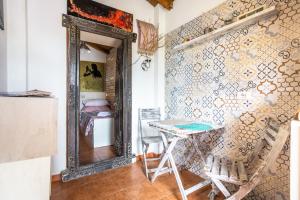 罗马Cottage degli acquedotti的一间设有镜子、一张桌子和椅子的客房