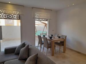 赫尔格达Nayah Stays, Beautiful 3-bedroom vacation home with lovely pool的客厅配有沙发和桌椅