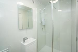 阿伯丁Dwellcome Home Ltd 5 Bed 2 and half Bath Aberdeen House - see our site for assurance的带淋浴、卫生间和盥洗盆的浴室