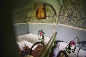 HvalbaHeima í Stovu的带浴缸和镜子的浴室