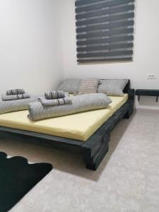 塞尼Guesthouse NADIA的一张大床,房间上有两个枕头