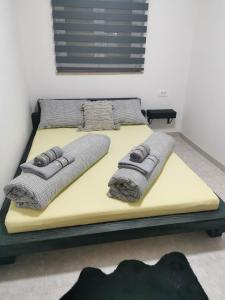 塞尼Guesthouse NADIA的一张床上有两个枕头的房间