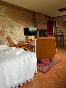 伊塞奥蒂卡卡萨菲娜萝莉酒店的一间卧室设有一张床和石墙