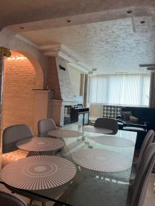 斯莫梁Apart 47的一间会议室,配有桌椅和壁炉