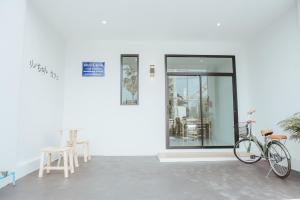 武里南Phanomrung Hostel & Linn Chan Cafe พนมรุ้ง โฮส์เทล แอนด์ ลิณณ์จัง คาเฟ่的停在白色墙壁旁的自行车