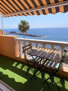 坎德拉里亚Blue relax Candelaria的一个带桌椅的海景阳台