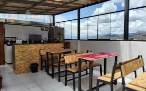 库斯科Peru Hostel Inn Plaza的一间带桌椅和柜台的餐厅