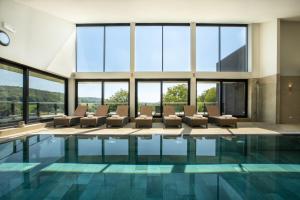 斯莱纳肯克莱恩瑞士酒店的房屋设有游泳池、椅子和窗户