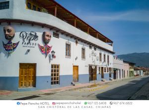 圣克里斯托瓦尔-德拉斯卡萨斯Hotel Pepe Pancho的一面有画作的建筑