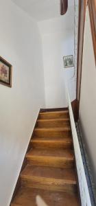 里斯本S.Soares Yellow Beato的铺有木地板的楼梯和白色的墙壁