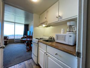 默特尔比奇海滨海盗汽车旅馆的厨房配有水槽和微波炉