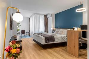 布加勒斯特One88 Apartments的一间卧室设有一张床和蓝色的墙壁