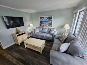 默特尔比奇Myrtle Beach Resort- Unit A 428的带沙发和电视的客厅