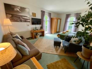 萨勒河畔瑙姆堡Vanilla Hof的客厅配有沙发和1张床