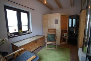 鲁容贝罗克Drevenica Harmony so saunou的客房设有木制浴缸和椅子。