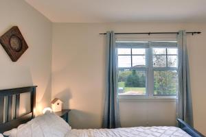 蒙特朗布朗Tranquility Lodge by Instant Suites的一间卧室设有一张床和一个窗口