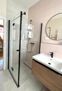 马尔肖HORAMI Villa - ORIGAMI Apartment mit Terrasse的带淋浴和盥洗盆的浴室