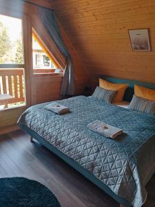 AltenrodeFerienhaus Birkholz Harz的小木屋内一间卧室,配有一张床