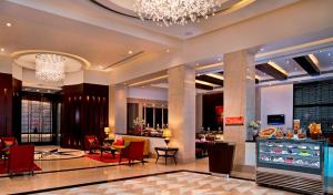拉杰果德Fortune Park JPS Grand, Rajkot - Member ITC's Hotel Group的带有吊灯的酒店大堂