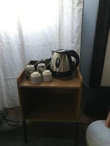 菲雅克Château de Bataillé的茶壶桌子和两台相机