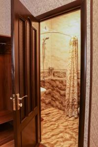 埃里温Styopa Hotel的通往带淋浴的浴室的开放式门