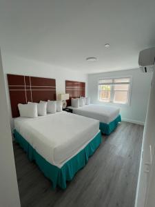 大洋城Safari Apartments的酒店客房设有两张床和窗户。