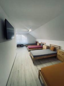 BerteaViiLa TO的客房设有四张床和平面电视。