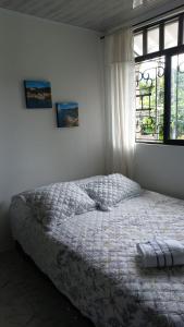 比亚维森西奥Apartamentos El Caudal, Villavicencio的卧室内的一张床位,带窗户