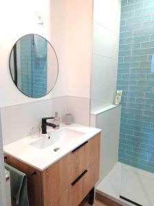 比赞诺Chambre et salle de bain de privée proche de Pau的一间带水槽、镜子和淋浴的浴室