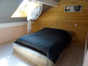 ArçonGîte du cheval blanc的一间带床的卧室,位于带窗户的房间内