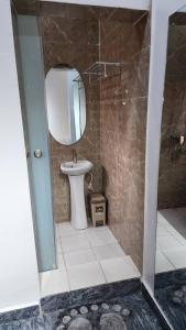 哈科特港Keev Homes & Apartments Shortlet的一间带卫生间、水槽和镜子的浴室