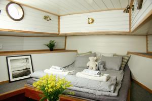 萨翁林纳Saimaa Experience的床上有泰迪熊