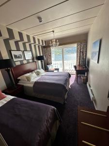 松达尔霍夫隆德峡湾酒店的酒店客房设有两张床和窗户。