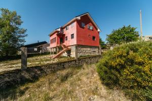 Cortes do MeioCasa do Baloiço的山顶上的一个红色房子