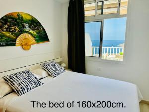 阿马多雷斯AMADORES BALCONY - WITH OCEAN VIEW.的一间卧室设有一张床和一个大窗户