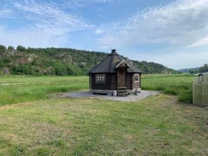 TyftaThe Pink Cabin的田间中的小小屋