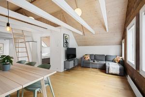 斯塔万格Charming Rooftop Apartment in Heart of Stavanger的客厅配有沙发和桌子