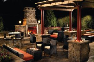 亚特兰大亚特兰大机场万豪酒店 的庭院设有壁炉和桌椅。