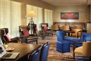 亚特兰大亚特兰大机场万豪酒店 的一间设有桌椅的等候室和候机室