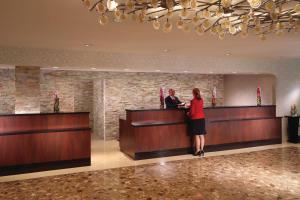 亚特兰大亚特兰大机场万豪酒店 的站在酒店大堂柜台的女人