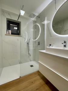 布罗托尼贾Villa Ondina的带淋浴和盥洗盆的白色浴室