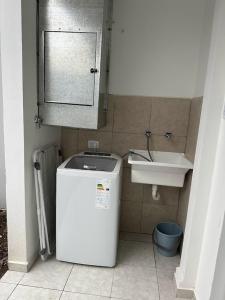 埃斯佩兰萨DON SIMON Apart 2 - departamento nuevo的一间带水槽和冰箱的小浴室